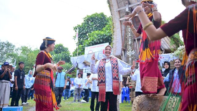 Fatmawati Rusdi Dianugerahi Gelar Kehormatan Banne Rara di Toraja Utara