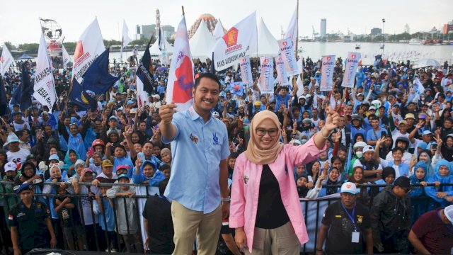 Antusiasme Warga Hadiri Kampanye Akbar Seto-Rezki Tak Surut Meski Diguyur Hujan