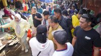 Didampingi Ketua Fraksi, Calon Bupati Lutra Muhammad Fauzi Blusukan Ke Pasar Sentral Masamba