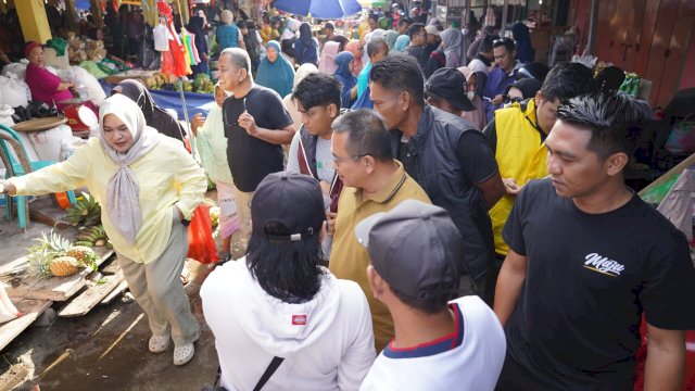 Didampingi Ketua Fraksi, Calon Bupati Lutra Muhammad Fauzi Blusukan Ke Pasar Sentral Masamba