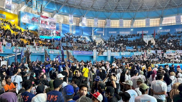 Pendukung Andalan Hati Padati GOR Sudiang, Semangat Kampanye Akbar Tak Surut Diguyur Hujan