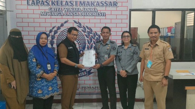 Kadis Dukcapil Sulsel Serahkan Biodata Pengganti KTP kepada 75 Warga Binaan Lapas Makassar