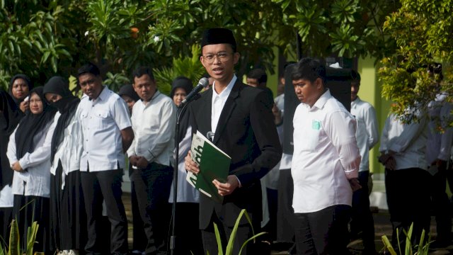 Ilham Ari Fauzi Pimpin Upacara Hari Guru, Tegaskan Pentingnya Pendidikan Berbasis Karakter