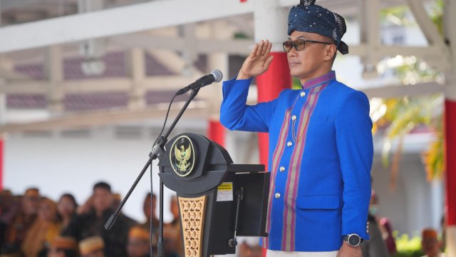 Peringati Hari Guru Nasional 2024, Pj Gubernur Sulsel Berikan Beasiswa S2 dan S3 untuk 33 Guru