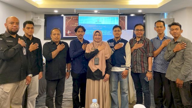 KPU Sulsel Berikan Sertifikat Akreditasi kepada 8 Lembaga Survei dan Pemantau untuk Pilkada 2024