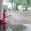 Rumah Jabatan Sekprov Sulsel Terendam, Bocah Ini Manfaatkan untuk Memancing
