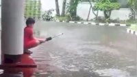 Rumah Jabatan Sekprov Sulsel Terendam, Bocah Ini Manfaatkan untuk Memancing