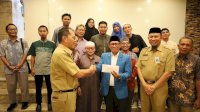 Wali Kota Makassar, Danny Pomanto, Lepas 20 Jemaah Umroh Utusan Terbaik Masjid