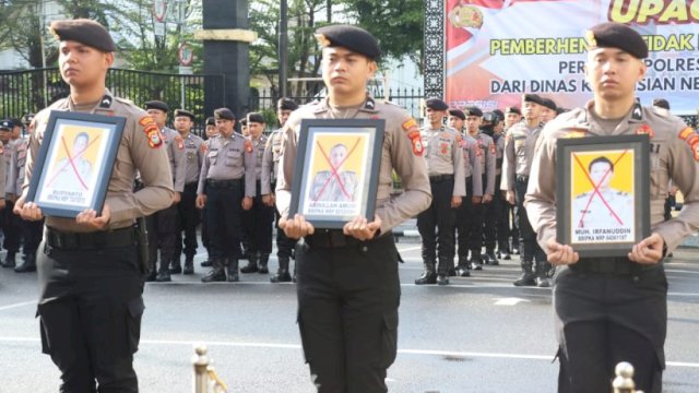 Kapolrestabes Makassar Pimpin Upacara PTDH, Tiga Personel Tidak Lagi Berstatus Anggota Polri