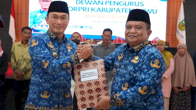 Pj Gubernur Sulsel Prof. Zudan Arif Fakrulloh Bangkitkan Semangat ASN dan Bagikan Bantuan di Luwu