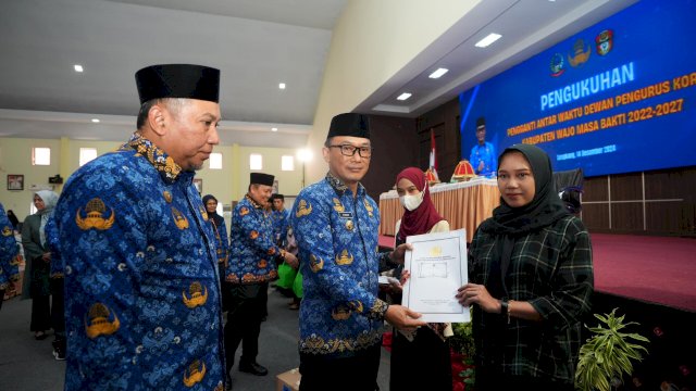 Kunjungan Kerja di Wajo, Pj Gubernur Sulsel Tinjau Kegiatan Sosial dan Kukuhkan Pengurus Korpri