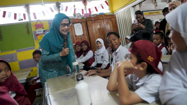 Ninuk Zudan Tinjau Simulasi Program Makan Bergizi Gratis di SD Inpres Rappojawa