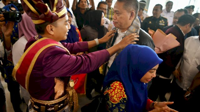 Tiba di Makassar, Pj Gubernur Sulsel Disambut Hangat oleh Kepala OPD, Forkopimda, dan Masyarakat