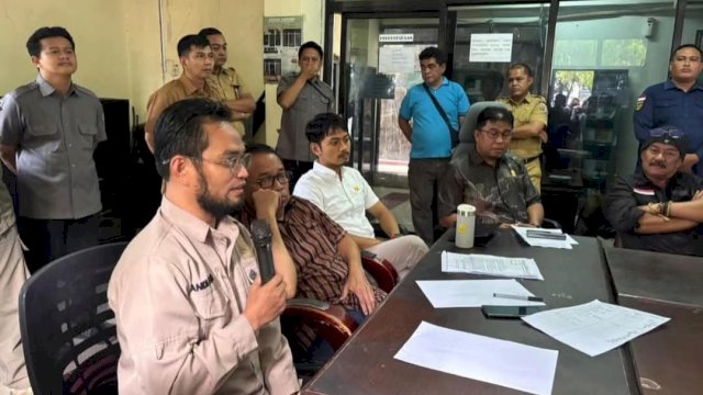 300 Warga Gelar Unjuk Rasa di DPRD Makassar