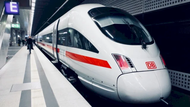 Kereta super cepat Bima 1 siap menyambut kedatangan penumpang.