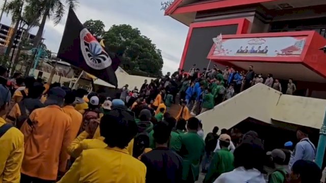 Ratusan Mahasiswa Gerakan Indonesia Gelap Sampaikan Aspirasi di DPRD Sulsel