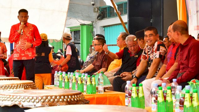 Pj Gubernur Sulsel Dukung Pelestarian Budaya Tionghoa dalam Arak-Arakan 18 Dewa