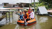 Tinjau Lokasi Banjir di Makassar, Prof Fadjry Djufry Dorong Solusi Permanen