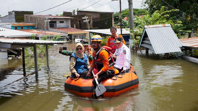 Tinjau Lokasi Banjir di Makassar, Prof Fadjry Djufry Dorong Solusi Permanen