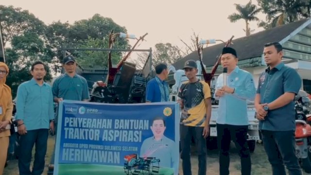 Anggota DPRD Sulsel Serahkan Bantuan Hand Traktor untuk Petani di Sinjai