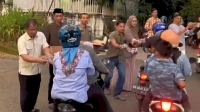 Rahman Pina Bagikan Takjil kepada Warga yang Terjebak Macet Akibat Unjuk Rasa Driver Ojol