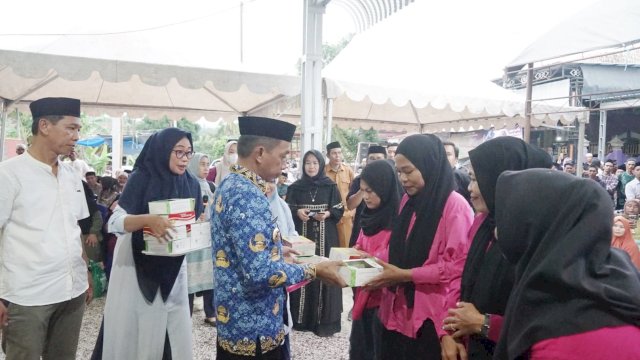 Bupati Sidrap Serahkan Bantuan dalam Safari Ramadan di Pitu Riase