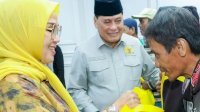 Nurdin Halid Bersama Bupati Barru Bagikan 1.000 Paket Sembako untuk Warga