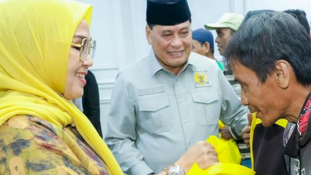 Nurdin Halid Bersama Bupati Barru Bagikan 1.000 Paket Sembako untuk Warga
