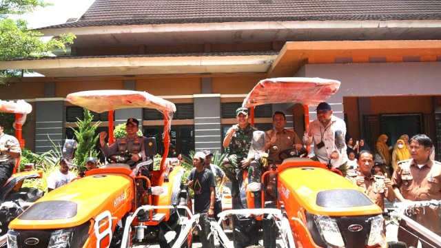 Sidrap Perkuat Ketahanan Pangan, Bupati dan Dirjen Kementan Serahkan Bantuan Alsintan
