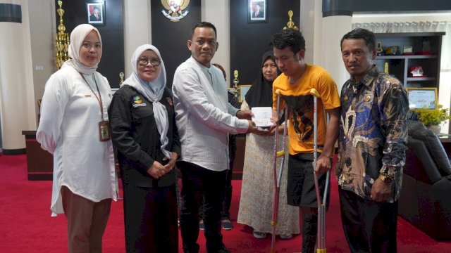 Bupati Luwu Serahkan Santunan bagi Ahli Waris Korban Longsor di Latimojong
