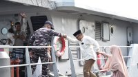 Tradisi Berpose di Kapal Perang Usai Salat Idulfitri di Lantamal VI
