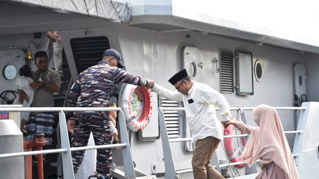 Tradisi Berpose di Kapal Perang Usai Salat Idulfitri di Lantamal VI