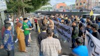 Wakil Ketua DPRD Sulsel Sufriadi Arif Terima Aspirasi Mahasiswa dalam Aksi Unjuk Rasa