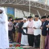 Wali Kota Makassar dan Keluarga Tunaikan Salat Idulfitri di Lapangan Karebosi