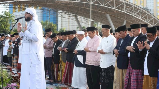 Wali Kota Makassar dan Keluarga Tunaikan Salat Idulfitri di Lapangan Karebosi