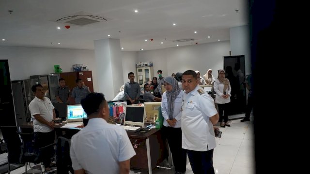 Wali Kota Makassar Sidak Ruang Kerja di Balai Kota, Tegaskan Pentingnya Disiplin Pegawai