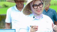 Bupati Barru A. Ina Kartika Sari Tanam Jagung Bersama Petani di Balusu