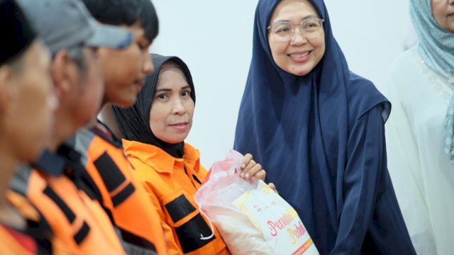 Melinda Aksa dan Permabudhi Sulsel Salurkan Sembako untuk Petugas Kebersihan di Bulan Ramadan