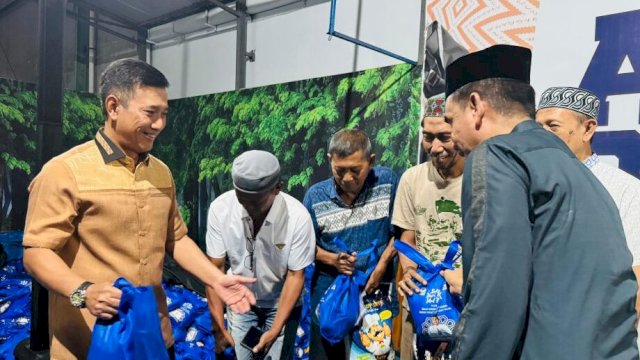 rudianto lallo bersama kapolda sulsel bagi paket lebaran