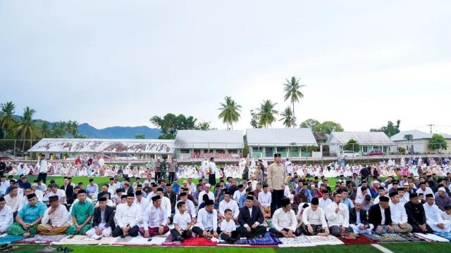 Gubernur Sulsel Andi Sudirman Salat Idulfitri 1446 H di Kampung Halaman Bone