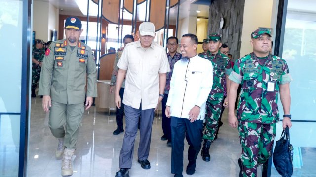 Gubernur Sulsel Sambut Menhan RI di Lanud Sultan Hasanuddin