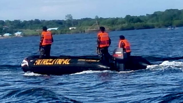 Dihantam Ombak 3 Meter, Prajurit TNI AL Tetap Tempuh Misi Penyelamatan Korban Tenggelam di Pantai Ammani
