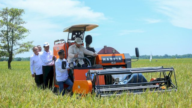 Prabowo Puji Kinerja Mentan Amran: “Setiap Dicari, Selalu Ada di Sawah”