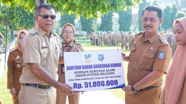 Bupati Bulukumba Serahkan Bantuan Rehabilitasi Rumah untuk Korban Puting Beliung
