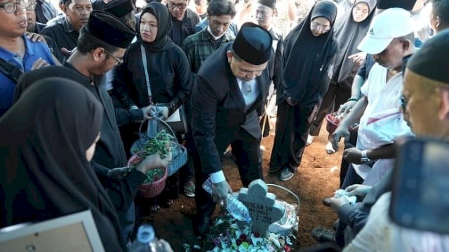 Suasana Haru Iringi Pelepasan Jenazah Anggota DPRD Makassar, H. Ruslan Mahmud