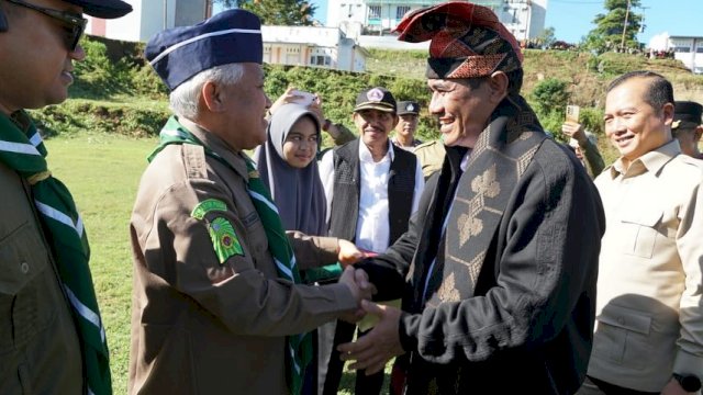 Amran Sulaiman Beri Beasiswa dan Dukung Kemandirian Ekonomi Santri di Sumbawa