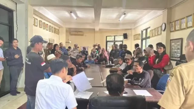 Ratusan Warga 'Warga Bersatu' Demo di DPRD Makassar Tuntut Perhatian atas Isu di Kelurahan Bitowa