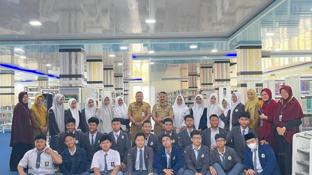 SMAIT Al Fatih Kunjungi Perpustakaan Sulsel