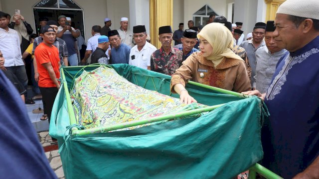 Aliyah Mustika Ilham dan Ilham Arief Sirajuddin Melayat ke Rumah Duka Almarhum Gafni Gaffar