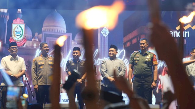 Wali Kota Makassar Lepas Ribuan Peserta Pawai Obor Festival Muharram di Masjid Al-Markaz